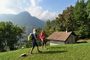 16 Baitella in radura prativa con vista verso il Monte Zucco